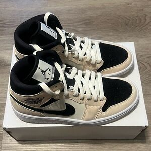 Air Jordan 1 Mid (Women)